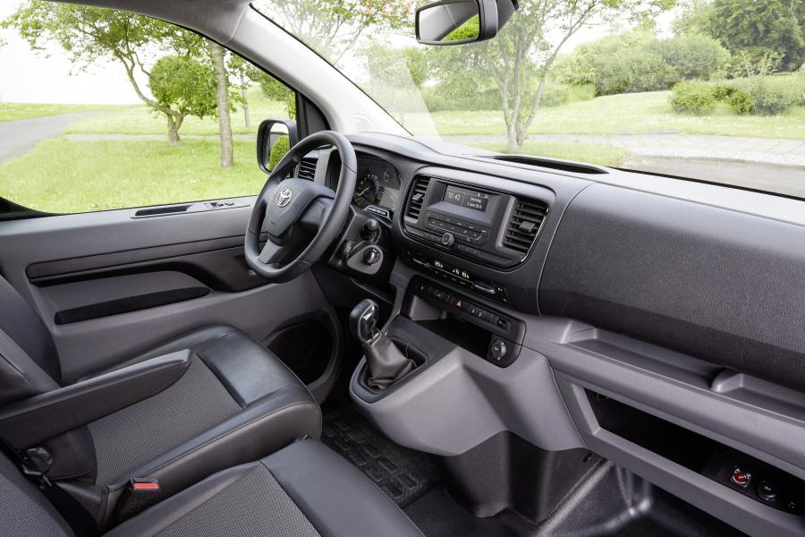 Интерьер Toyota ProAce Van Compact 2016 года  (фото 2 из 35)